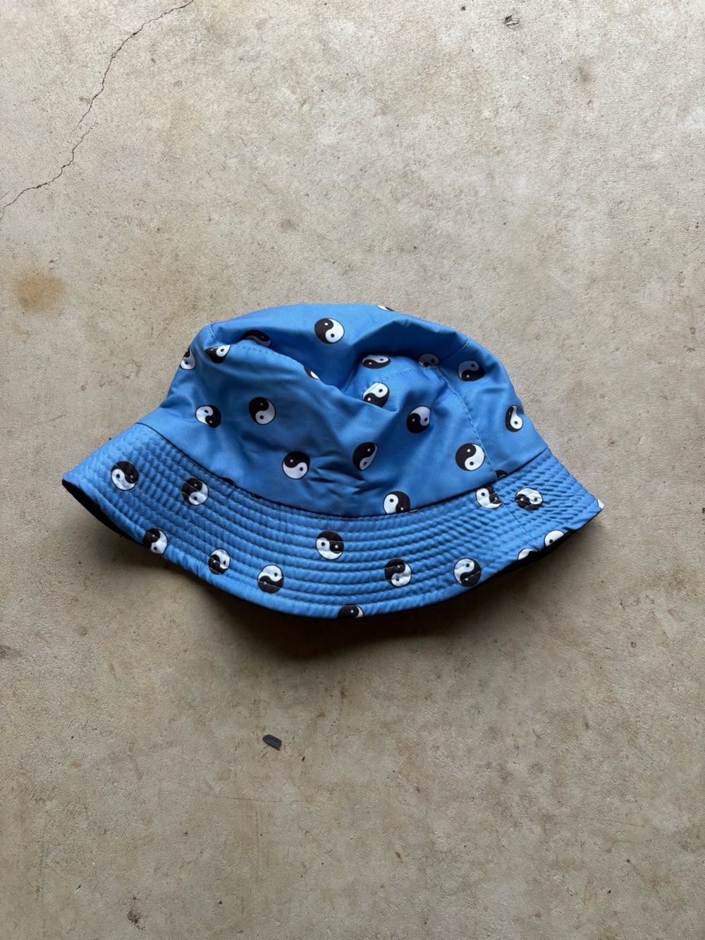 Blue bucket hat with white and black yin-yang